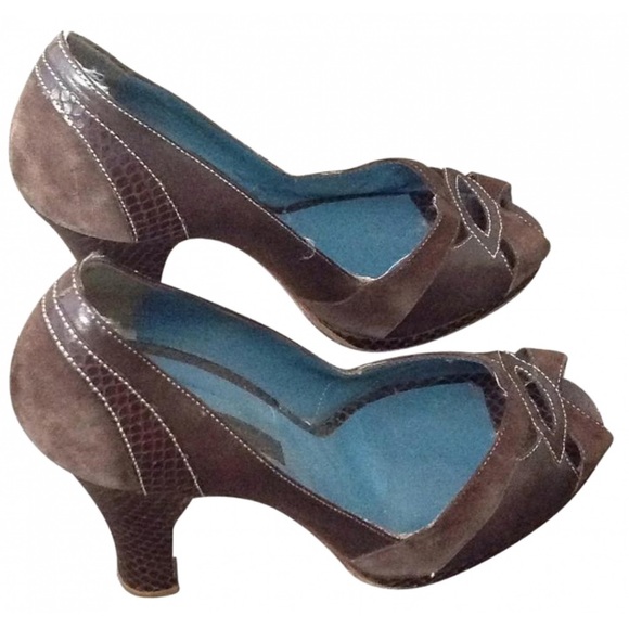 POUR LA VICTOIRE Womens Sand Beige Cutouts Cushioned Zandra Peep Toe Stiletto Slip On Leather Dress Heeled Mules Shoes